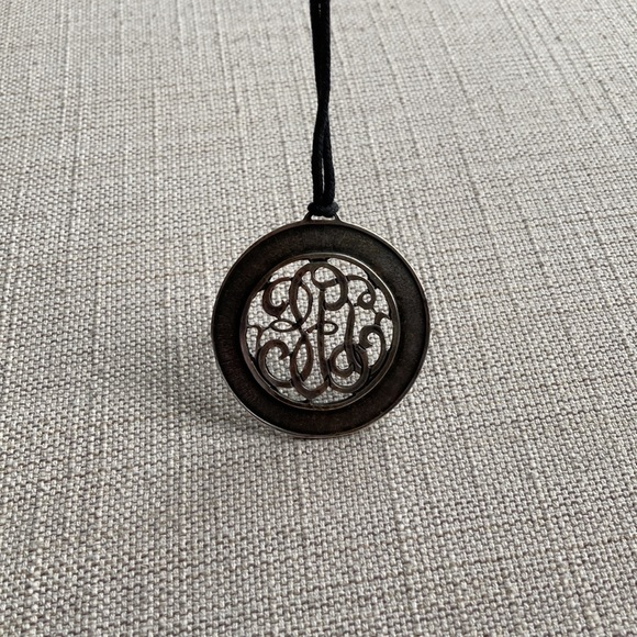 Vintage 1970’s medallion type silver colored necklace - Picture 2 of 4